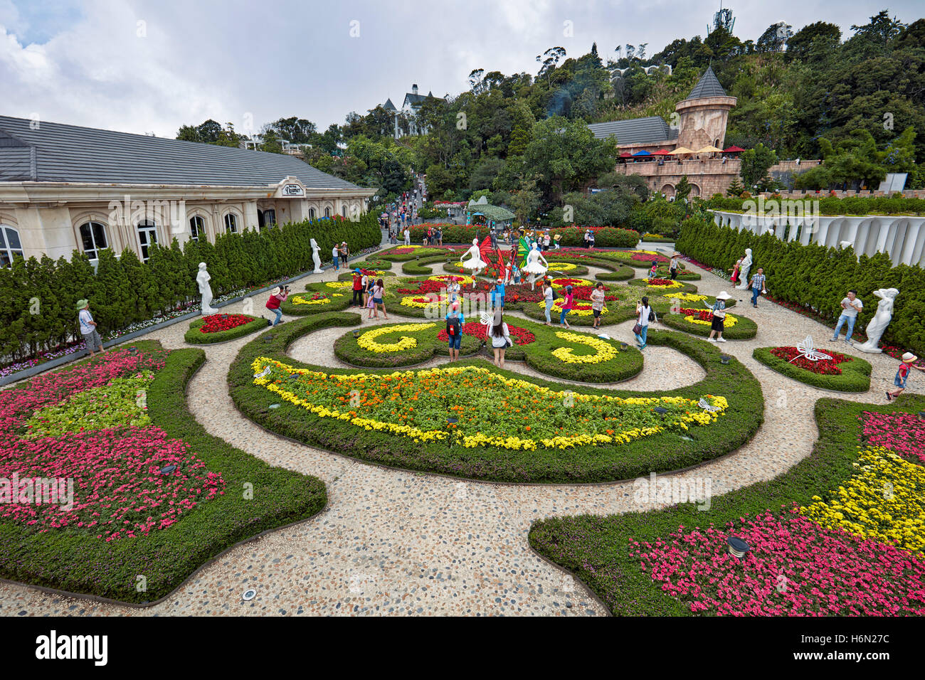 Elaborate aiuole di fiori a le Jardin D'Amour presso il Ba Na Hills Mountain Resort vicino a da Nang, Vietnam. Foto Stock