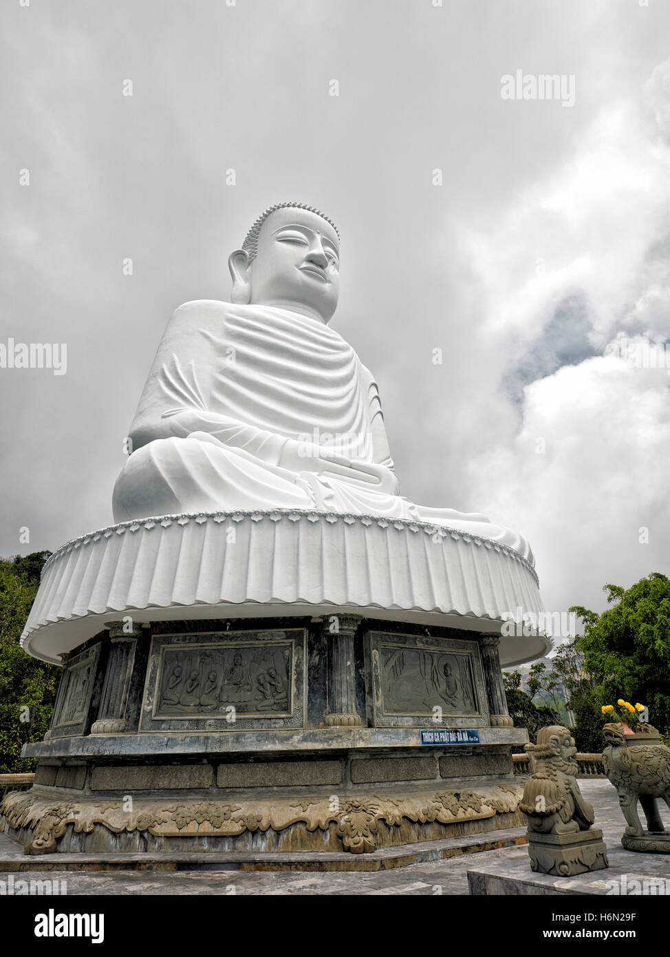 Shakyamuni Buddha statua. Ba Na Hills Resort di montagna, Da Nang, Vietnam. Foto Stock