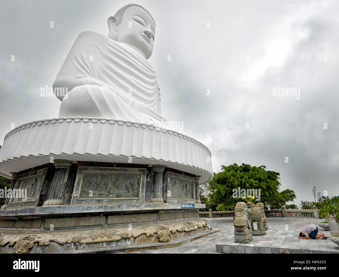 Shakyamuni Buddha statua. Ba Na Hills Resort di montagna, Da Nang, Vietnam. Foto Stock