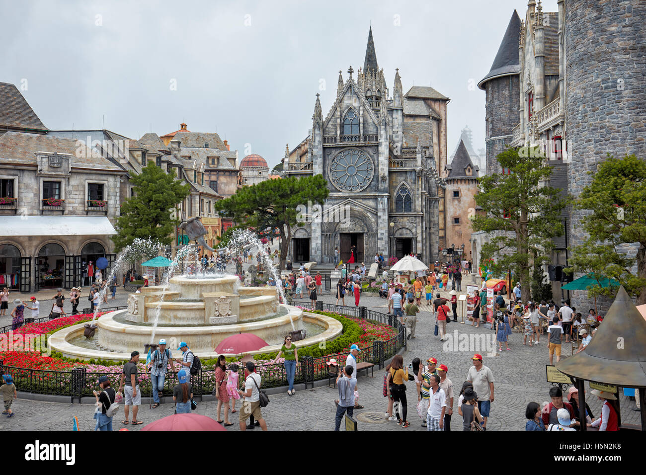 Piazza con la fontana a Ba Na Hills Resort di montagna nei pressi di Da Nang, Vietnam. Foto Stock
