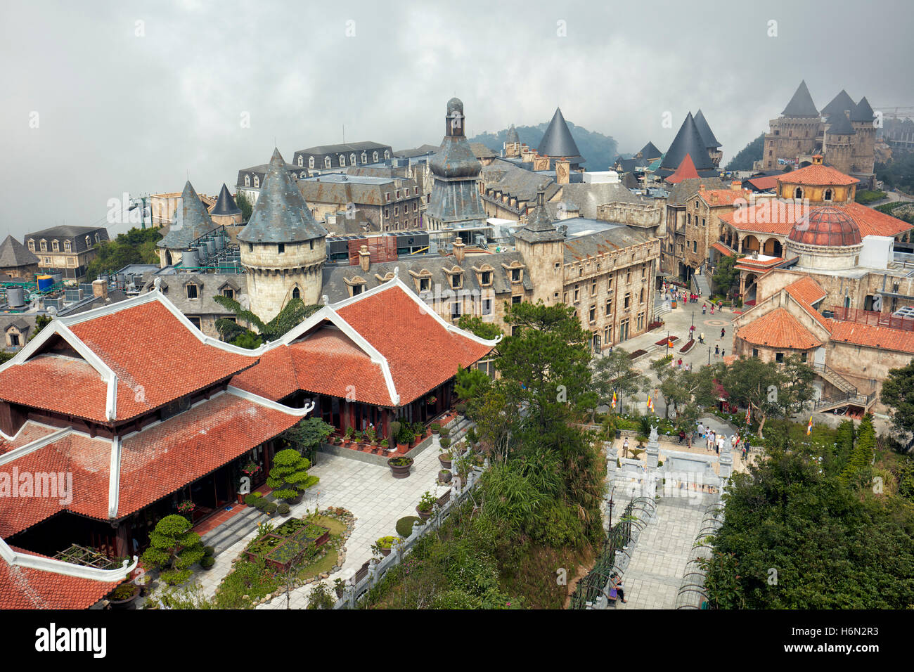 Vista aerea del villaggio francese a Ba Na Hills Resort di montagna. Da Nang, Vietnam. Foto Stock
