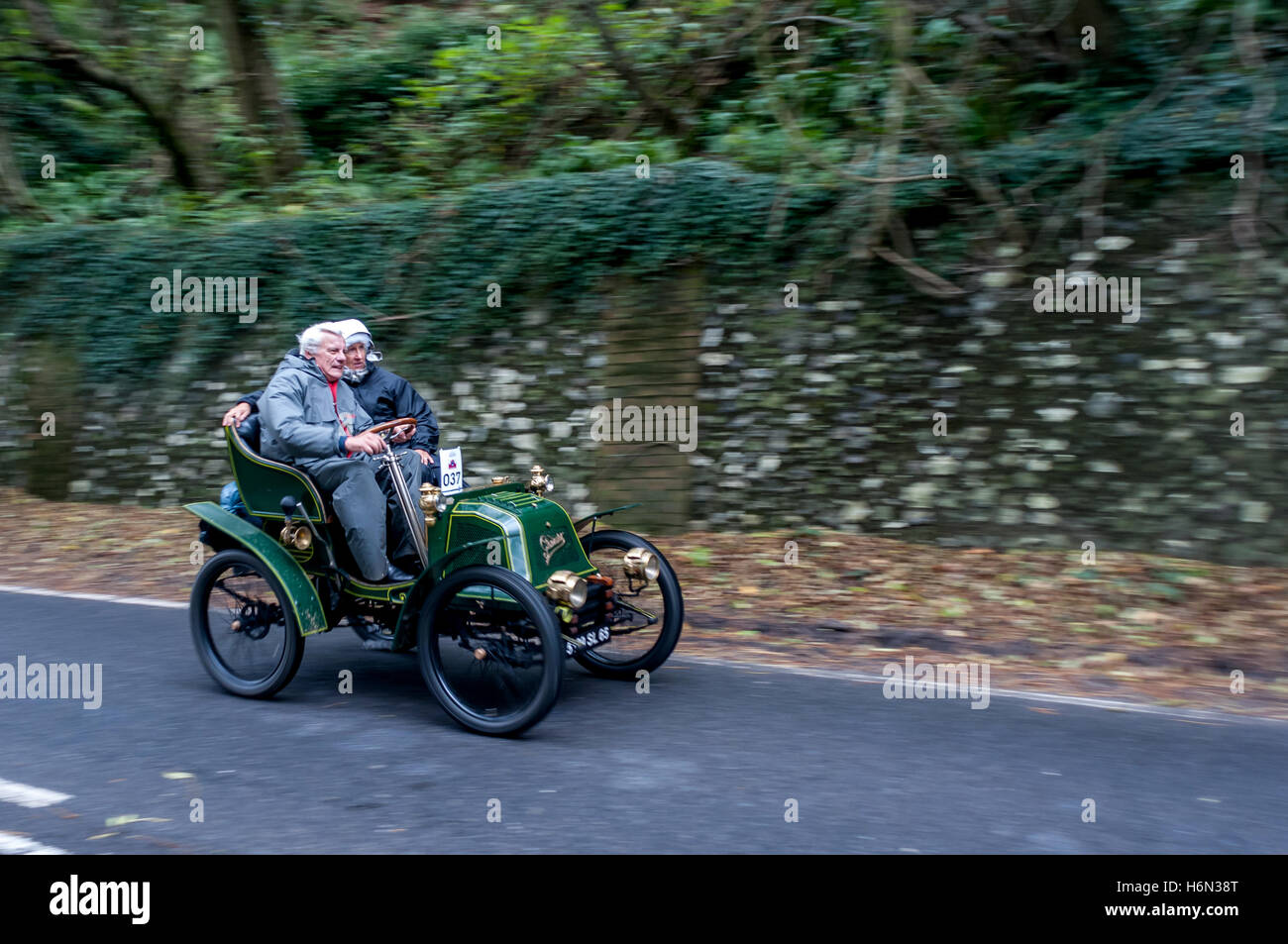 Annuale di Londra a Brighton veterano auto da rally, o vecchio rende inabile al lavoro di gara. Foto Stock