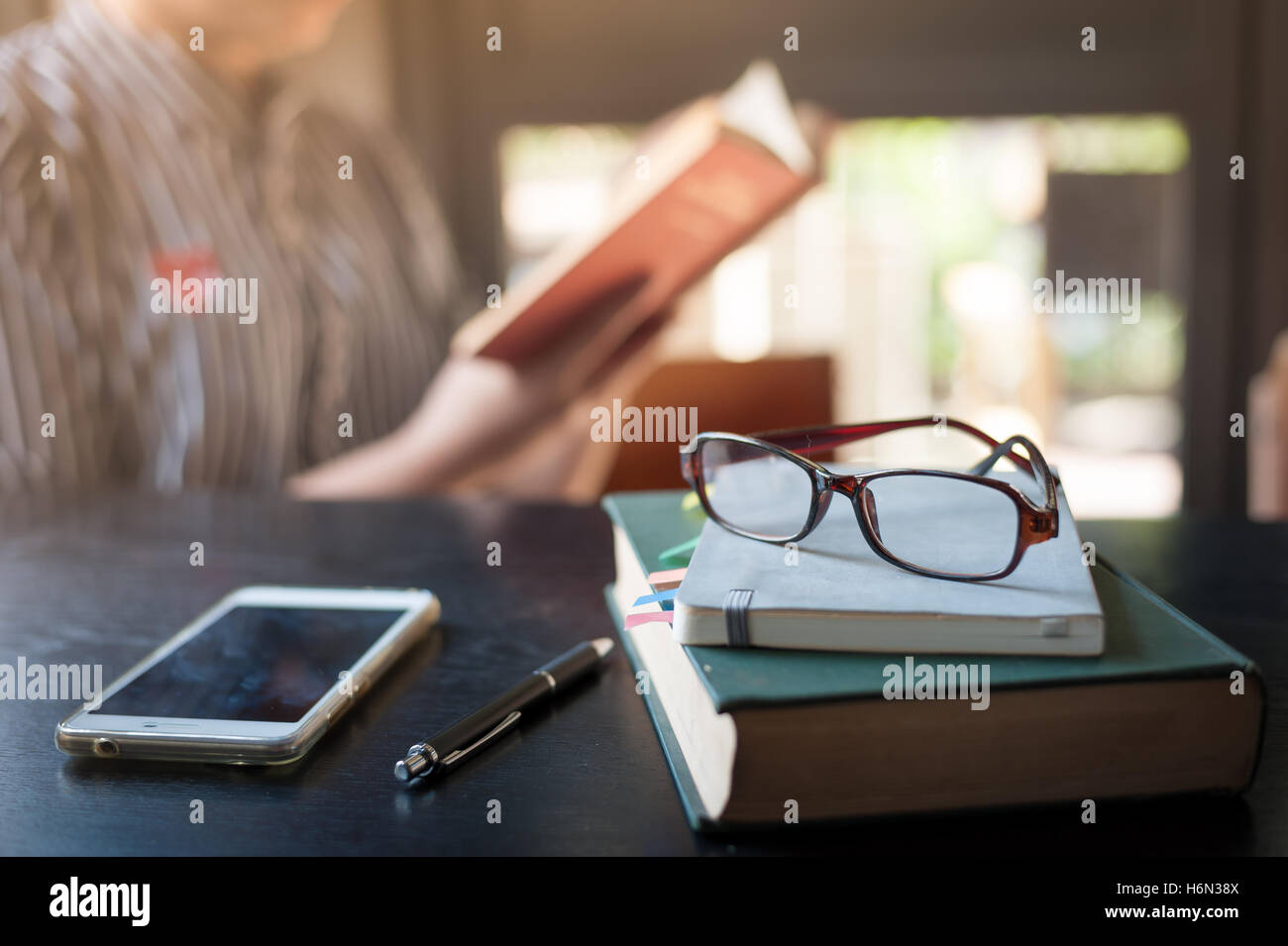 Domenica mattina scena dello stile di vita dei giovani hipster donna asiatica la lettura di libro in cafe con. Fine settimana di attività o hobby concept Foto Stock
