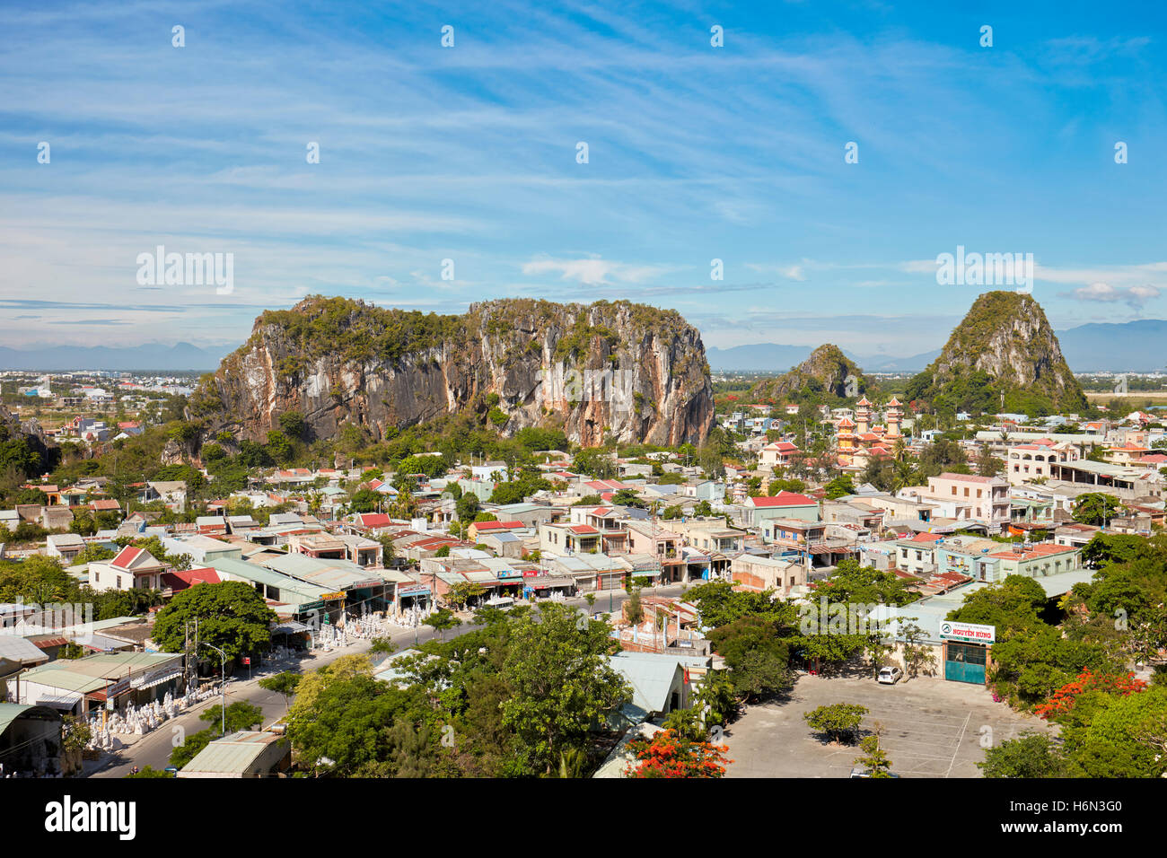 Vista in elevazione delle montagne di marmo. Da Nang, Vietnam. Foto Stock