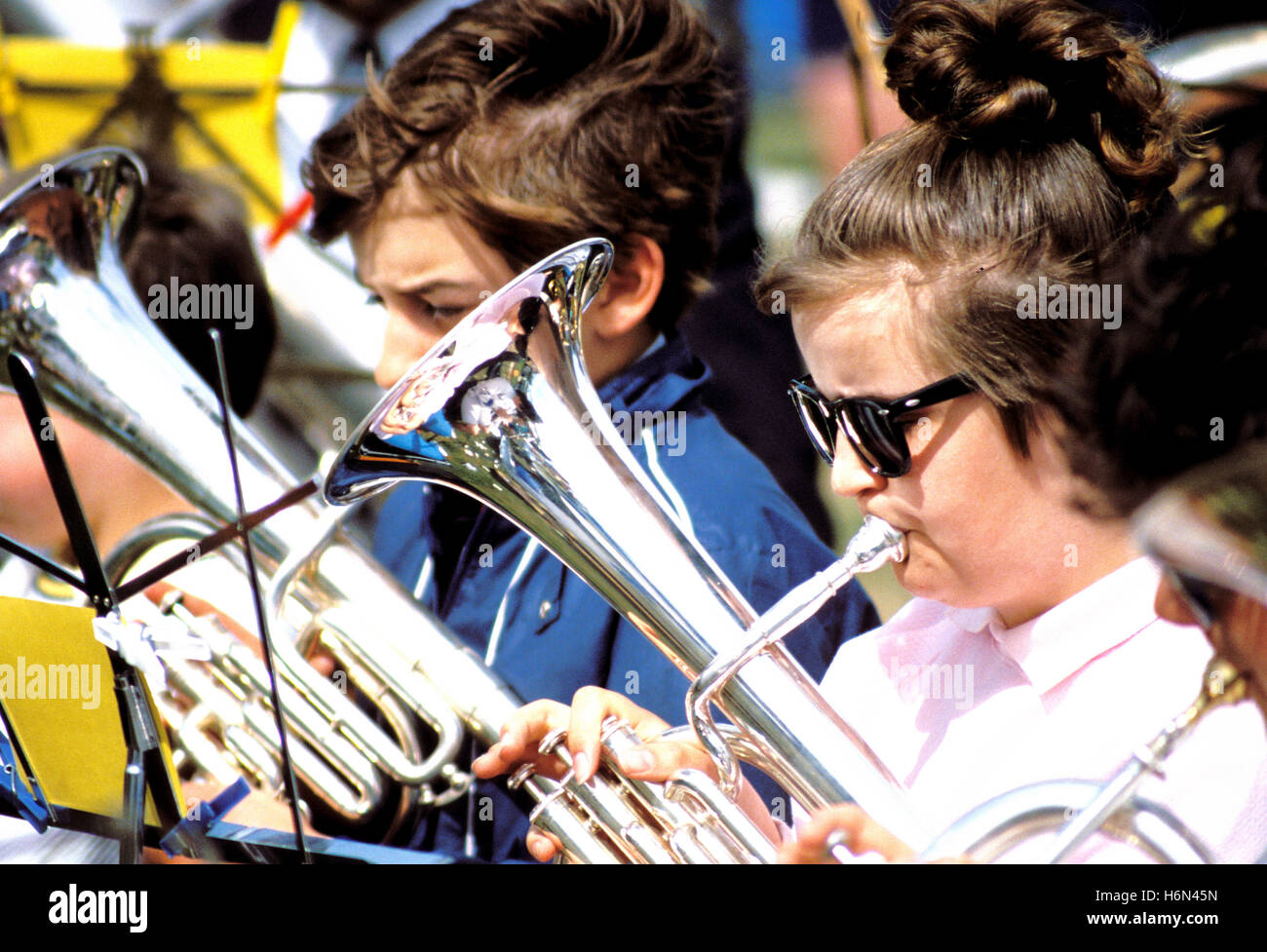 Giovani che suonano strumenti musicali. (Tubas)banda di ottone Gran Bretagna Foto Stock
