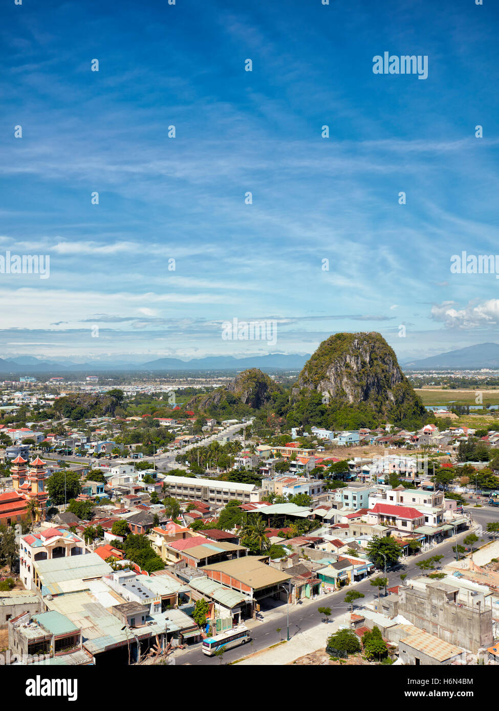Vista in elevazione delle montagne di marmo vicino a Da Nang, Vietnam. Foto Stock