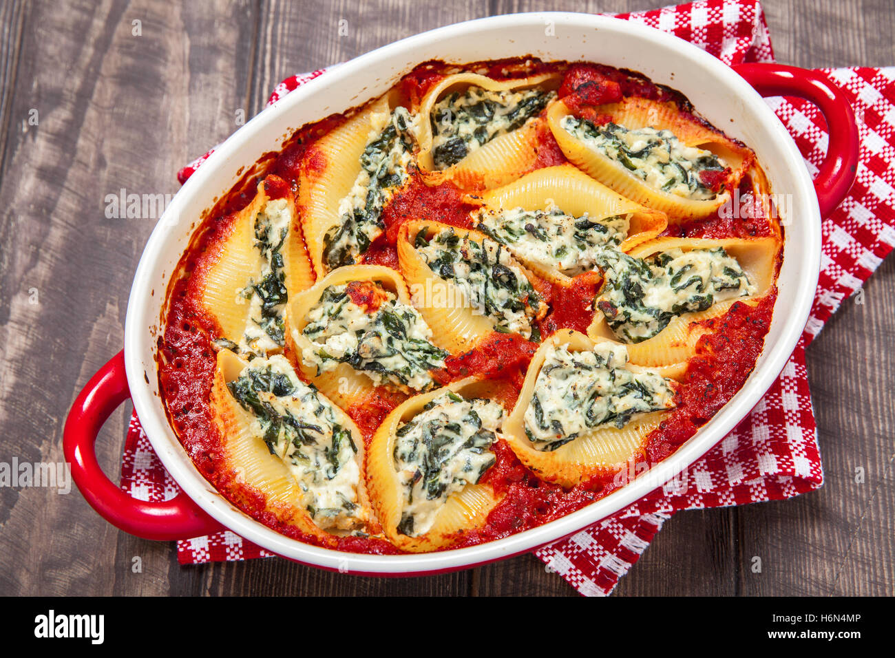 Paste alimentari farcite gusci con spinaci ricotta Foto Stock