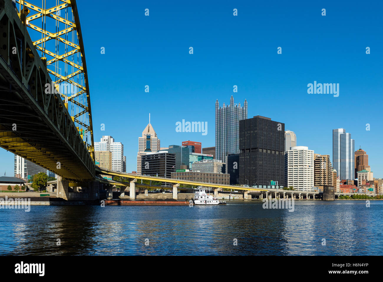 Skyline della città e Fort Pitt Bridge, Pittsburgh, Pennsylvania, USA. Foto Stock