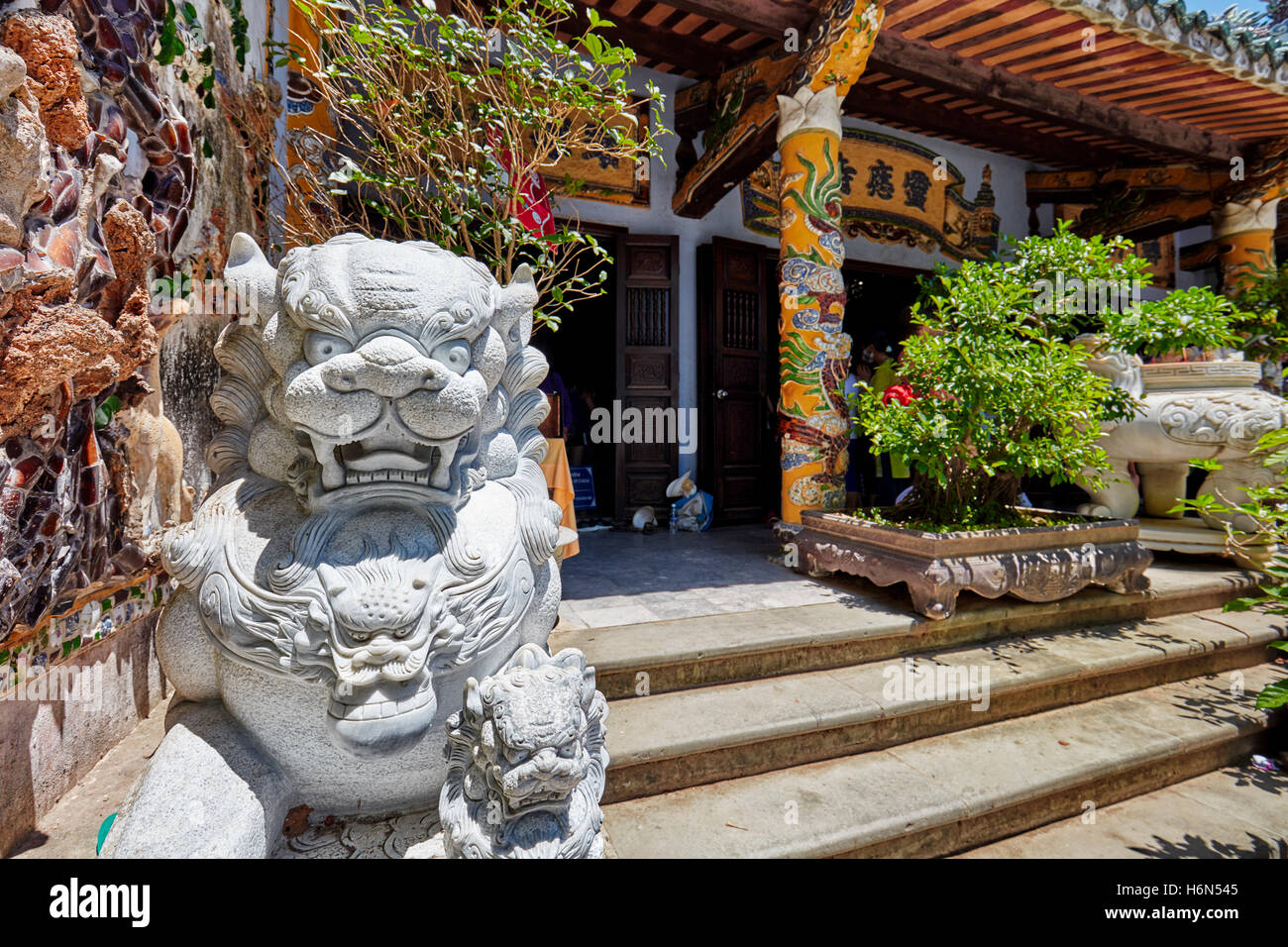Statua del Leone alla Pagoda di Linh Ung sul monte Thuy Son. Le montagne di marmo, da Nang, Vietnam. Foto Stock