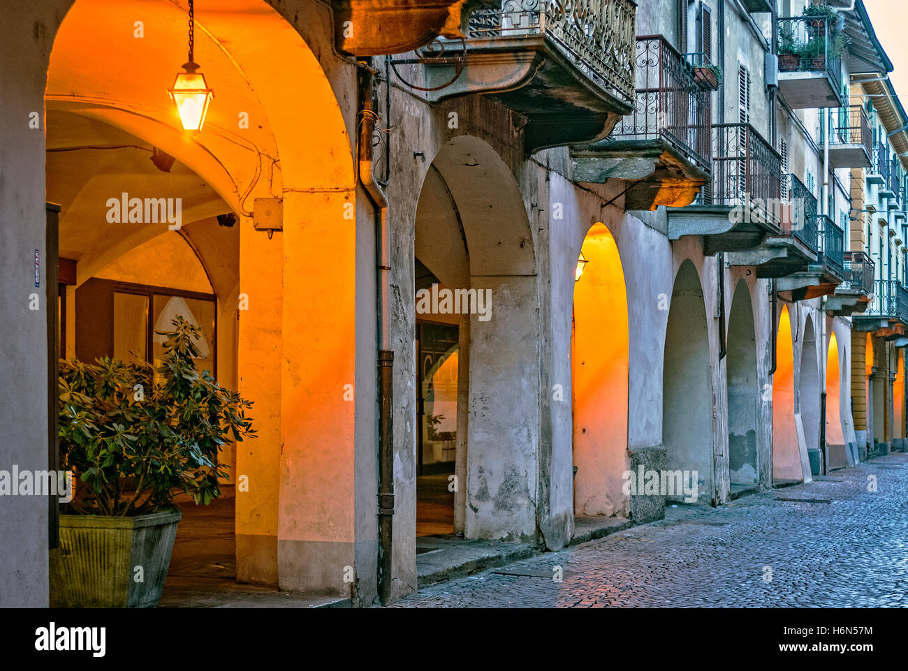 Italia Piemonte Canavese - Rivarolo Canavese - Centro storico - portici di Via Ivrea Foto Stock