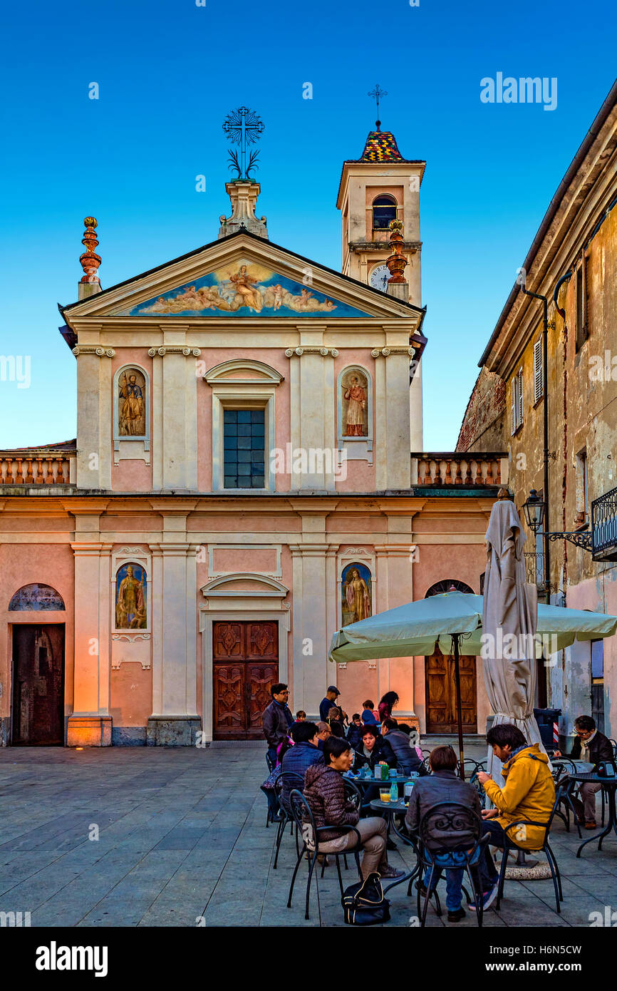 Italia Piemonte Canavese - Rivarolo Canavese - la città vecchia, la Piazza Garibaldi - Chiesa Confraternita di San Rocco e San Carlo Foto Stock