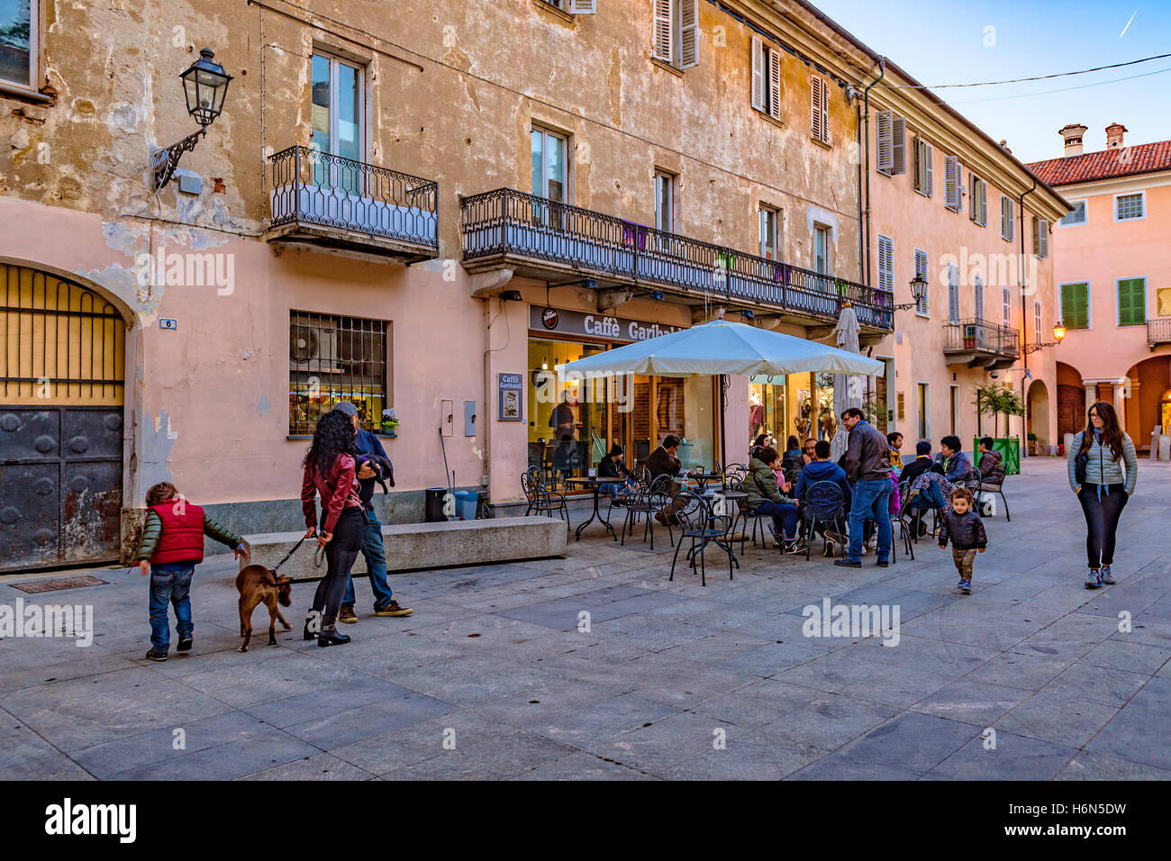 Italia Piemonte Canavese - Rivarolo Canavese - la città vecchia, la Piazza Garibaldi Foto Stock