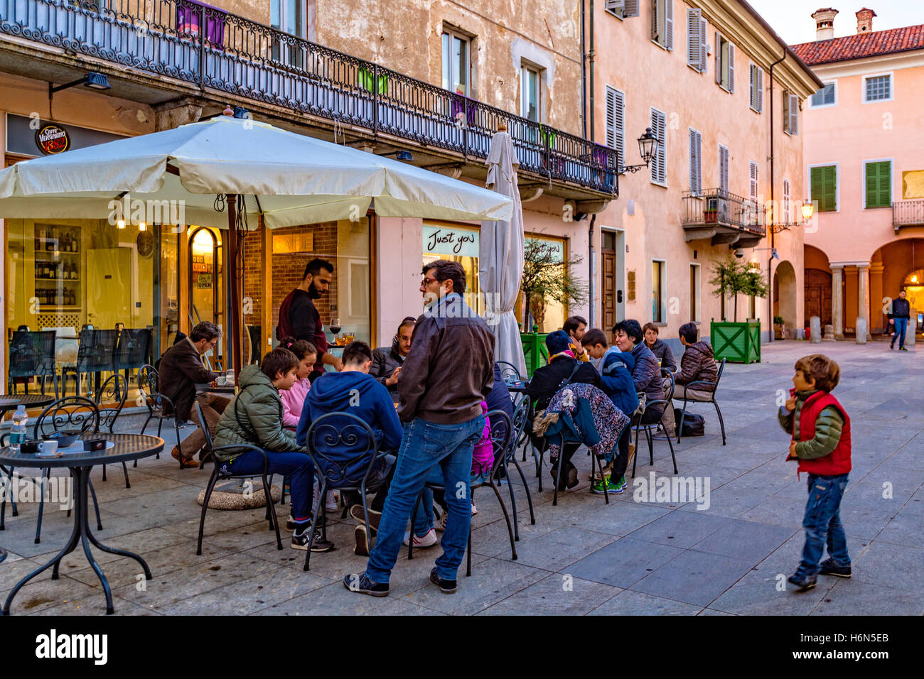Italia Piemonte Canavese - Rivarolo Canavese - la città vecchia, la Piazza Garibaldi Foto Stock