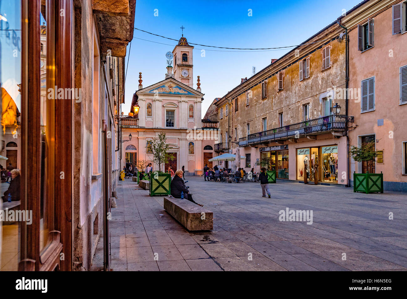 Italia Piemonte Canavese - Rivarolo Canavese - la città vecchia, la Piazza Garibaldi - Chiesa Confraternita di San Rocco e San Carlo Foto Stock