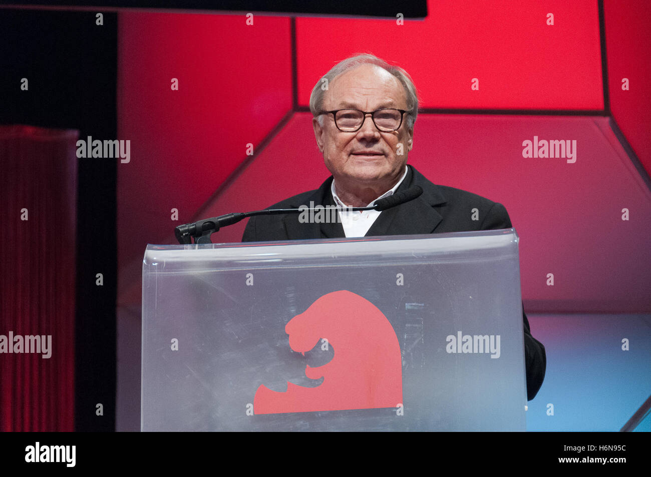 FRANKFURT AM MAIN, Germania - 21 ottobre: Klaus Maria Brandauer parlando a Hessischer Film- und Kinopreis 2016 Foto Stock