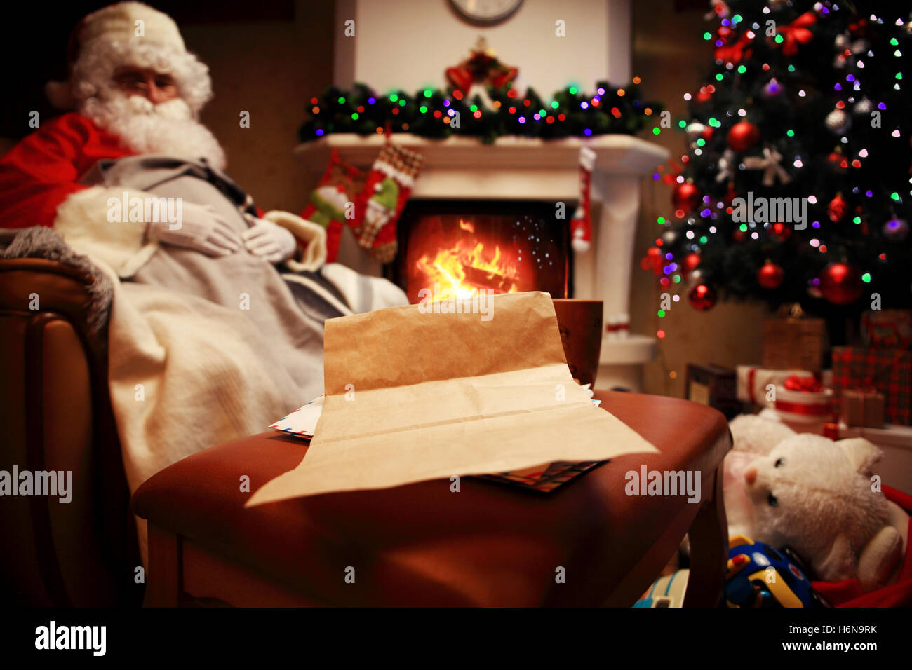 Vuoto wishlist per Santa Claus prevista su di un tavolo di legno. Foto Stock
