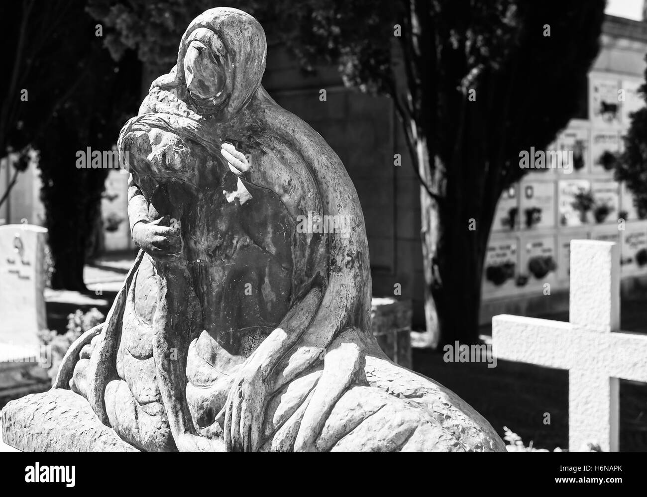 Più di 150 anni statua. Il cimitero si trova nel nord Italia. Foto Stock