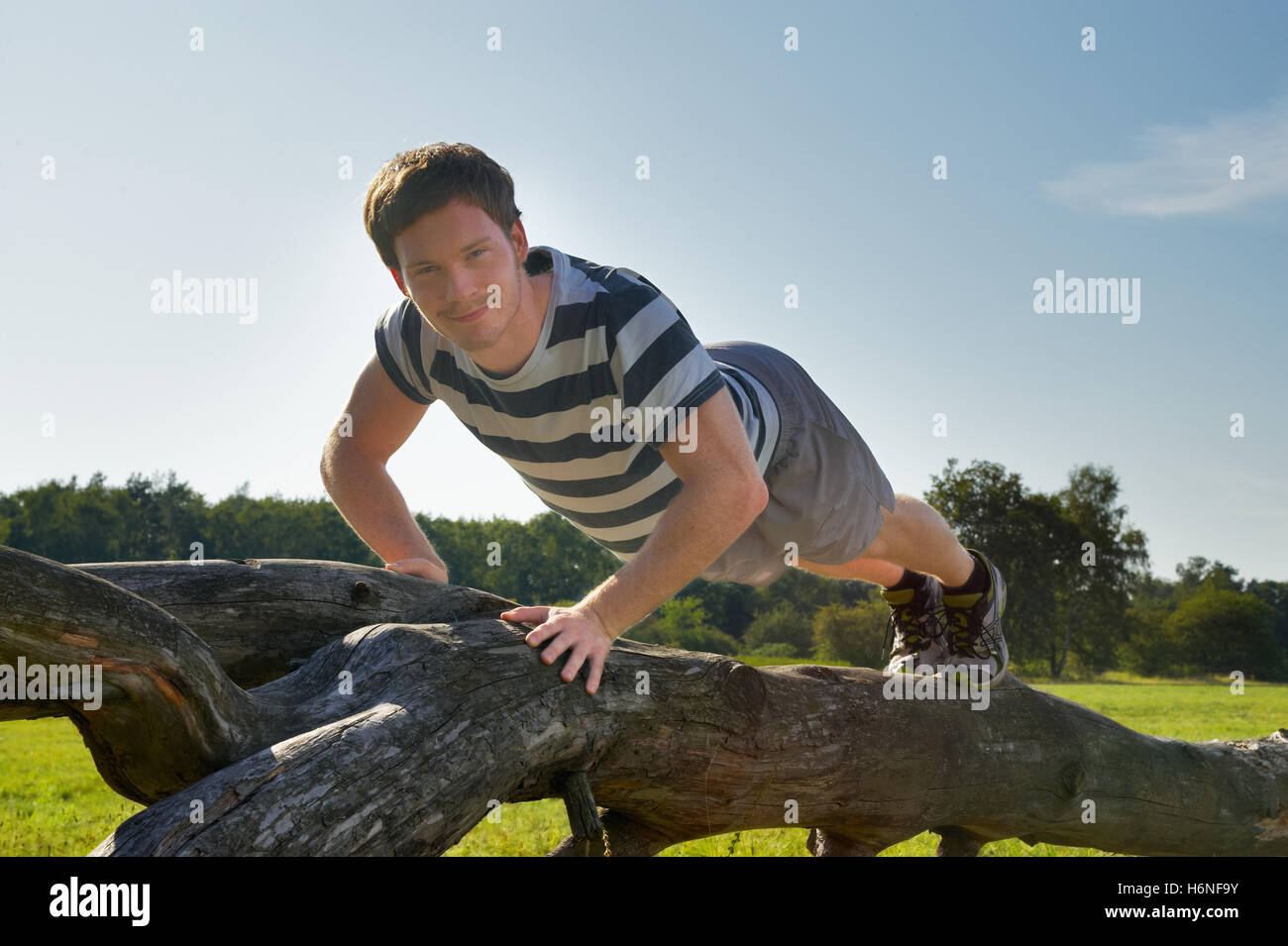 Giovane uomo presso il fitness nella natura Foto Stock