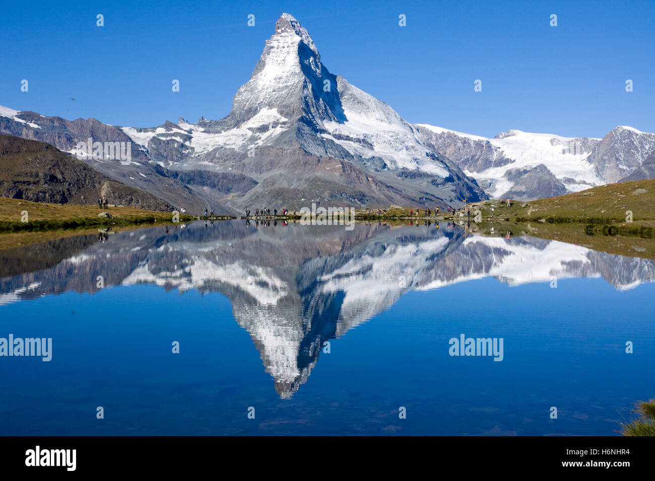 I turisti di fronte al Monte Cervino Foto Stock