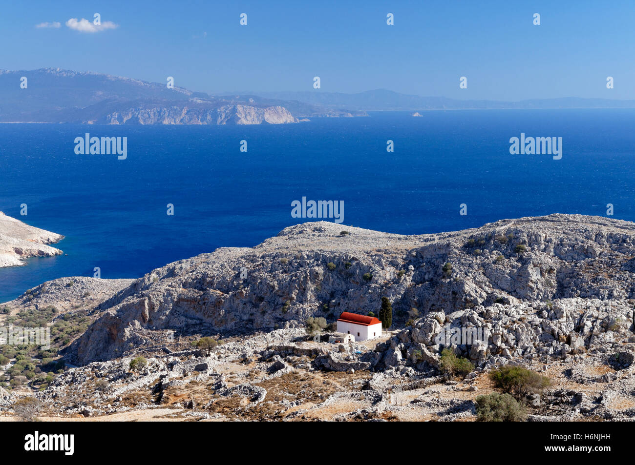 Vista guardando verso Rodi dalle montagne di Chalki Island, isole Dodecanesi, Grecia. Foto Stock