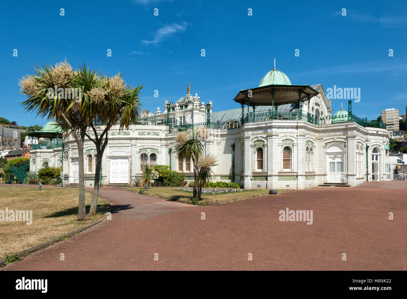 Il padiglione Torquay, Devon uk siede vuoto in attesa del suo destino su una soleggiata giornata estiva contro un cielo blu chiaro con torbay palms. Foto Stock