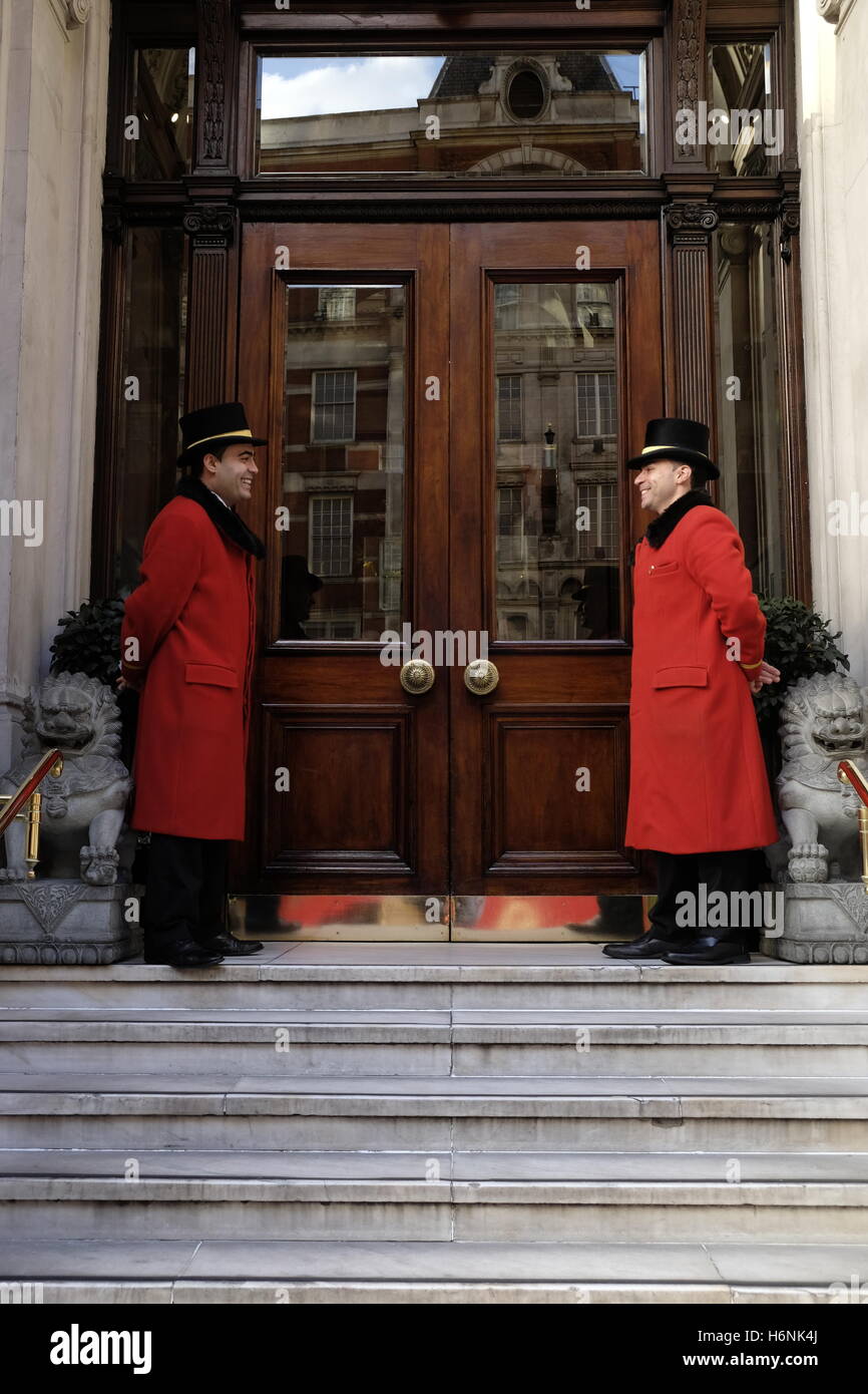 Due portieri a fronte di un ingresso in hotel Foto Stock