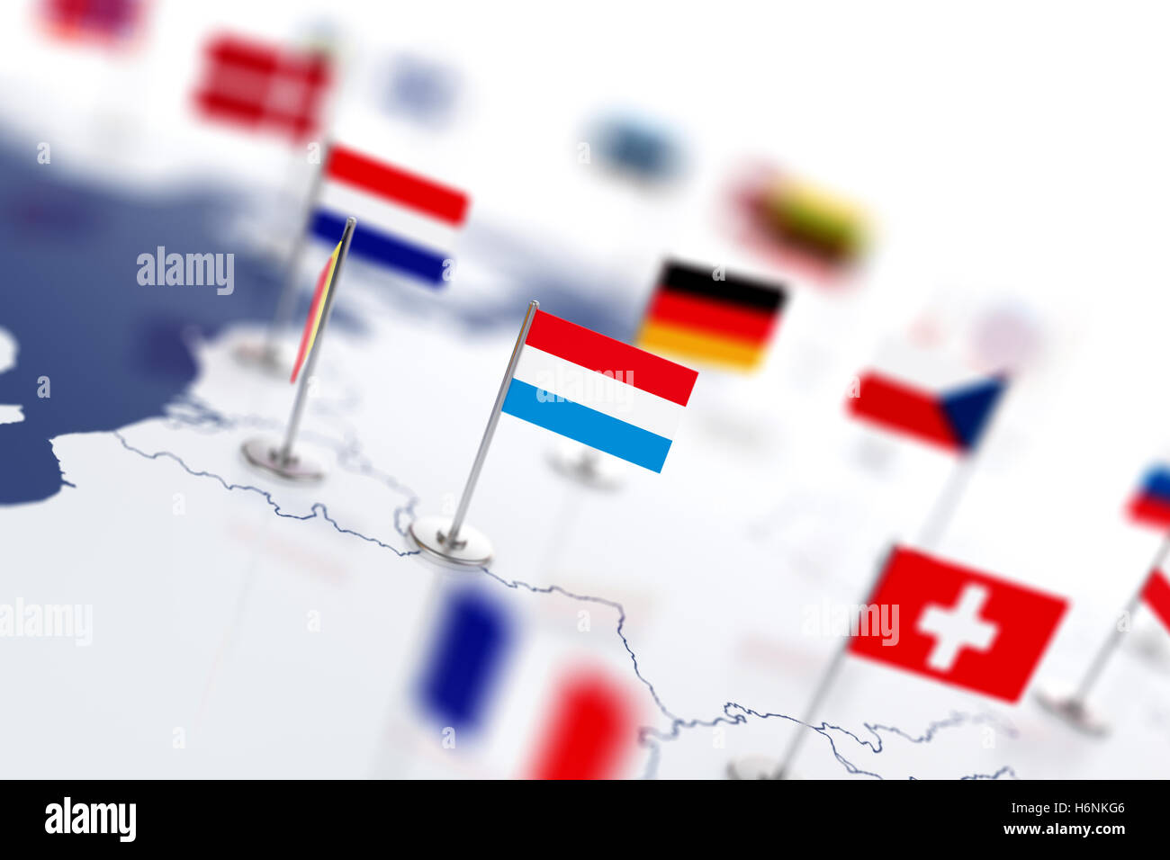 Bandiera del Lussemburgo nel fuoco. Mappa Europa paesi con bandiere. Profondità di campo per 3D rendering illustrazione isolati su whit Foto Stock