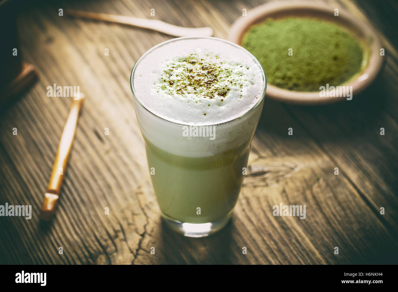 Tè verde Matcha latte bevanda in tazza di vetro Foto Stock