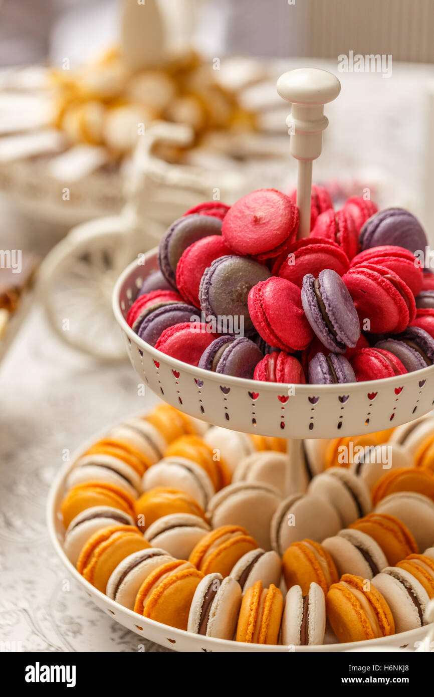 Delizioso buffet di dolci con macarons Foto Stock