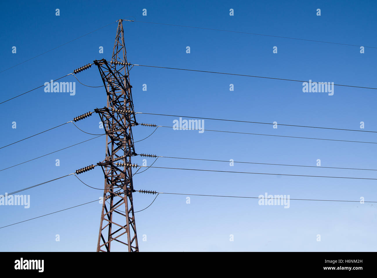 Torre di alimentazione sistema di alimentazione su uno sfondo di cielo blu Foto Stock