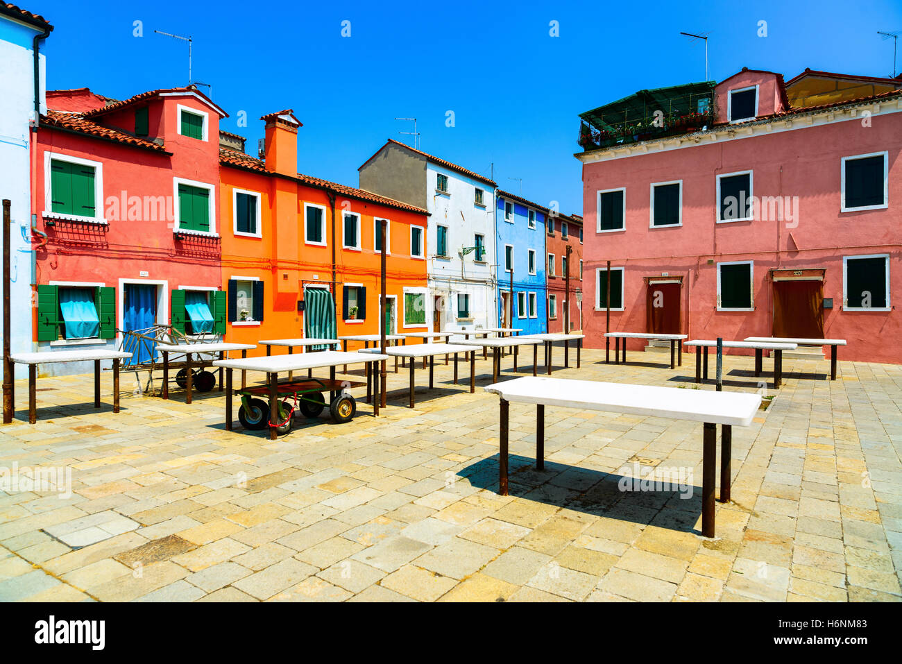 Venezia landmark, Burano vecchio mercato delle pulci, piazza case colorate, l'Italia, l'Europa. Foto Stock