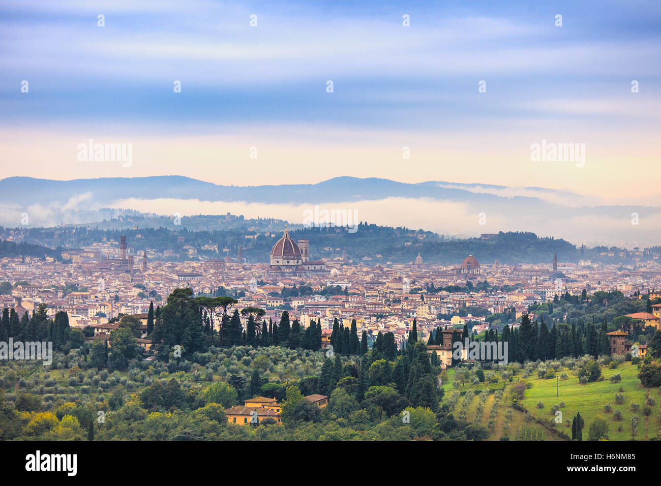 Firenze o antenna Firenze mattinata nebbiosa cityscape. Vista panoramica dalla collina di Fiesole. Palazzo Vecchio e il Duomo. Tuscan Foto Stock