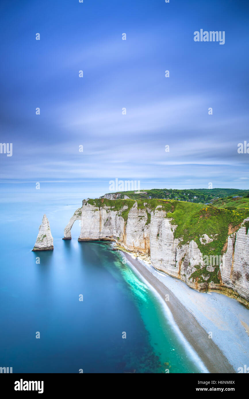 Etretat Aval cliff, rocce e arco naturale punto di riferimento e il blu oceano. Vista aerea. La Normandia, Francia, Europa. Foto Stock