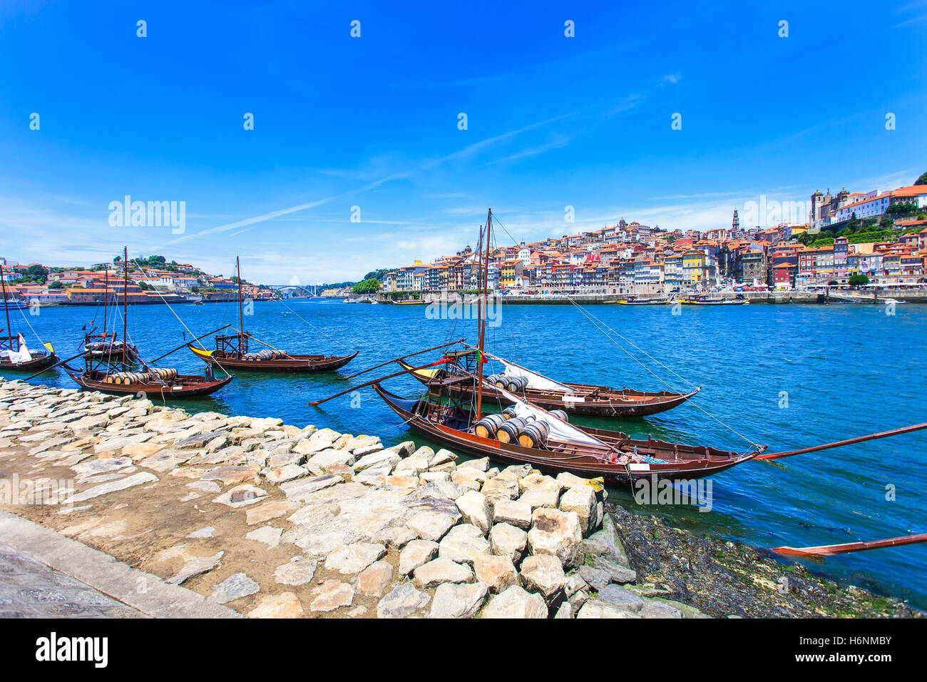 Oporto o Porto dello skyline della città, lungo il fiume Douro e barche tradizionali. Il Portogallo, l'Europa. Foto Stock