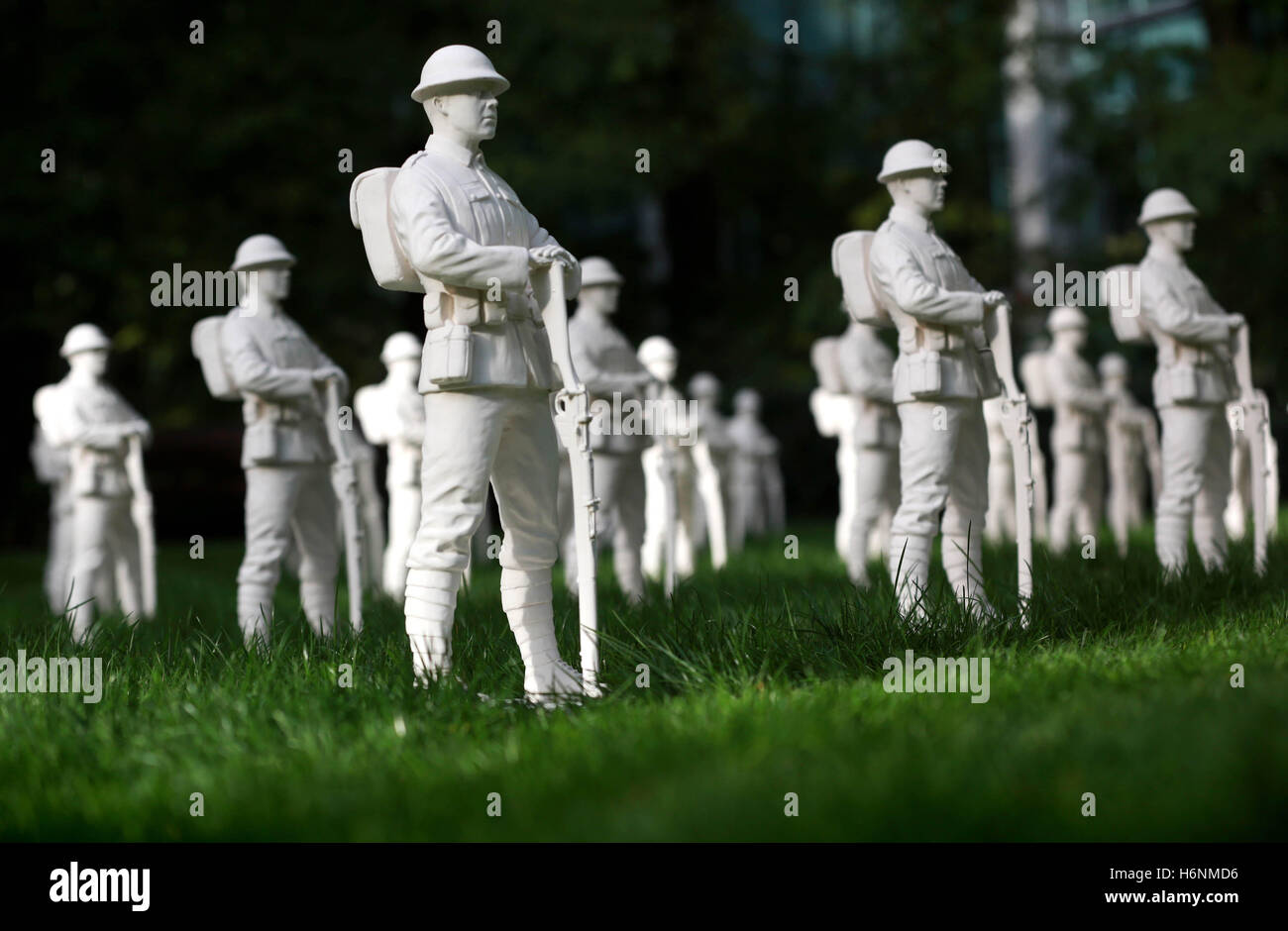 USO EDITORIALE SOLO "Lost Armeries" in mostra al Jubilee Park nel Canary Wharf di Londra, come parte del primo Remembrance Art Trail del Regno Unito in associazione con la Royal British Legion, che apre gratuitamente al pubblico martedì 1 novembre per due settimane. Foto Stock