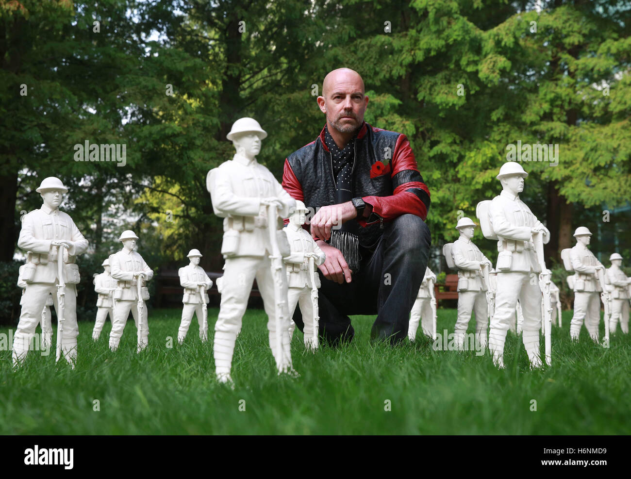 L'artista Mark Humphrey guarda il suo pezzo "Lost Armeries" in mostra al Jubilee Park a Canary Wharf di Londra, come parte del primo Remembrance Art Trail del Regno Unito in associazione con la Royal British Legion, che apre gratuitamente al pubblico martedì 1 novembre per due settimane. Foto Stock