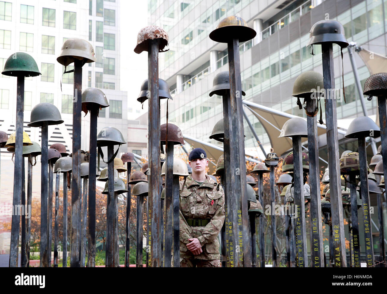 Sapper Will Craik, 17 del corpo dei Royal Engineers, guarda 'Lost Soldiers' in mostra presso Adam's Plaza a Canary Wharf di Londra, come parte del primo Remembrance Art Trail del Regno Unito in associazione con la Royal British Legion, Che apre gratuitamente al pubblico martedì 1 novembre per due settimane. Foto Stock