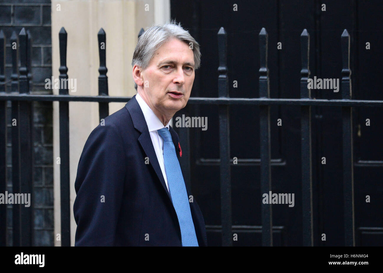 Il Cancelliere Philip Hammond di Downing Street, Londra, ha espresso un forte sostegno al governatore della Banca d'Inghilterra Mark Carney, affermando che Theresa May lo considera "assolutamente" l'uomo giusto per il lavoro. Foto Stock