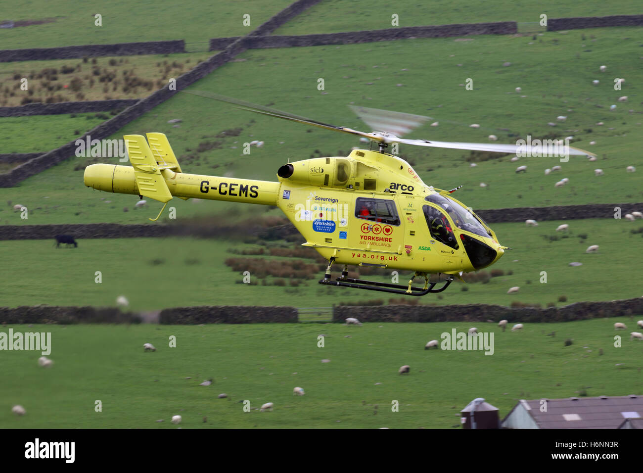 Yorkshire Air Ambulance G-CEMS Mcdonnell Douglas MD902 Explorer elicottero vicino a Hebden Bridge nello Yorkshire Foto Stock