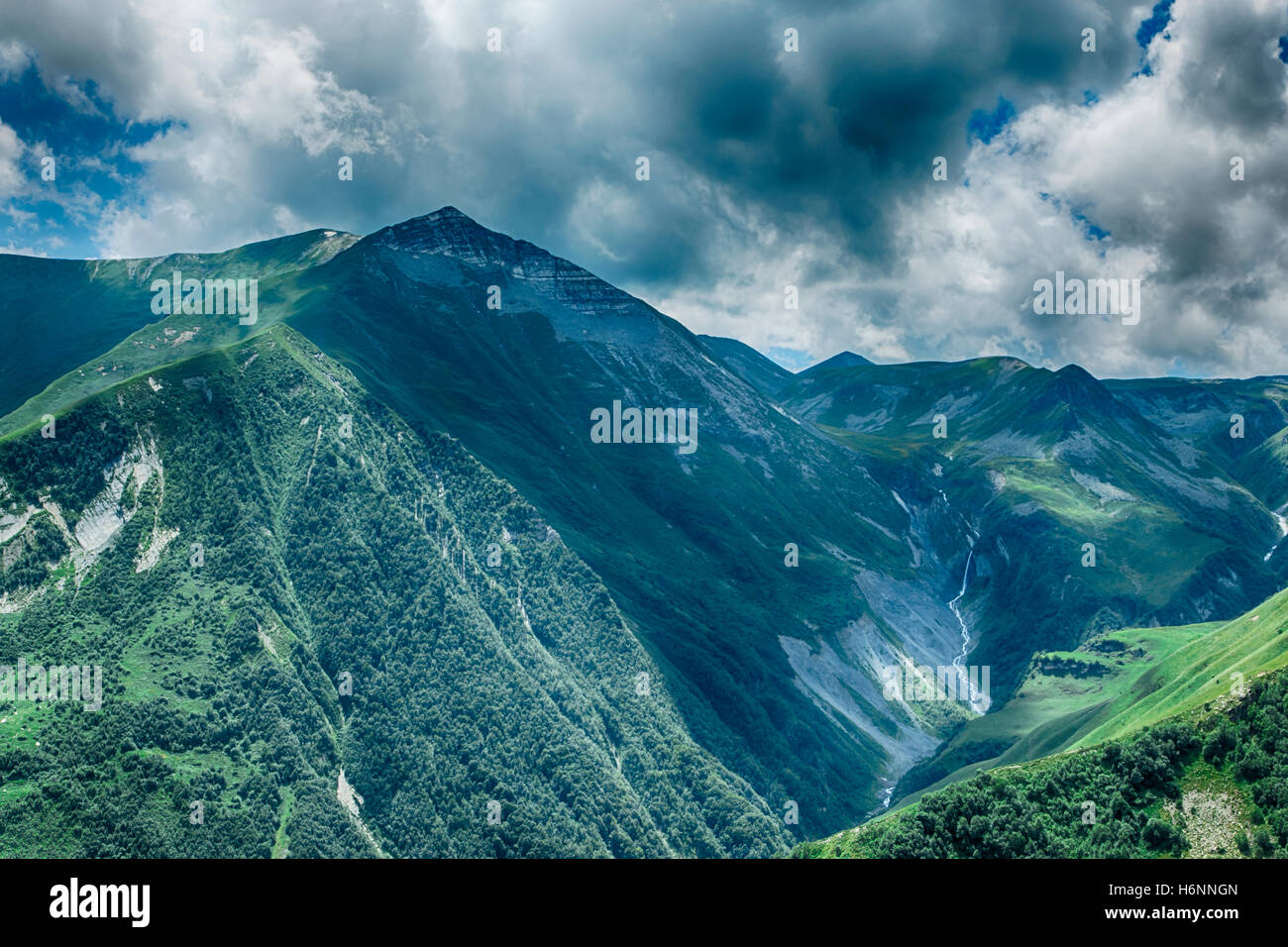 La Georgia montagna paesaggio natura bella estate Kazbegi Foto Stock