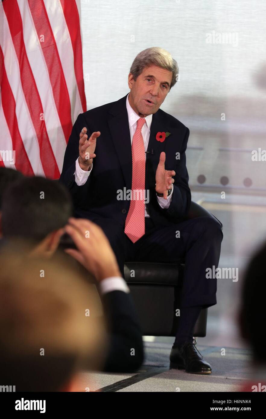 Il Segretario di Stato americano John Kerry a City Hall di Londra, durante una discussione con i giovani sulle questioni attuali, ivi compresi i cambiamenti climatici e la lotta contro l'estremismo violento. Foto Stock
