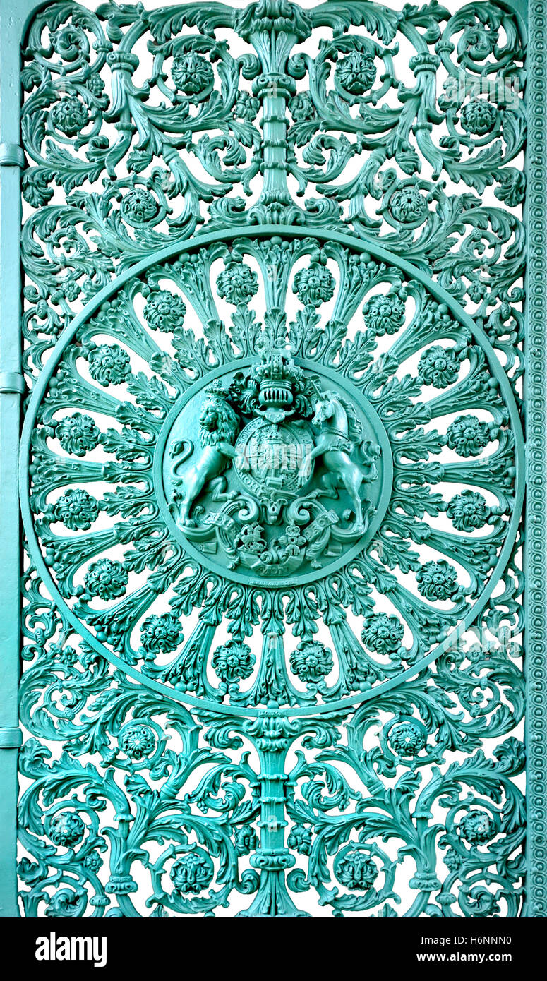 Londra, Inghilterra, Regno Unito. Wellington Arch, Hyde Park Corner. Cancelli al di sotto dell'arco con il British stemma (ritaglio sfondo) Foto Stock