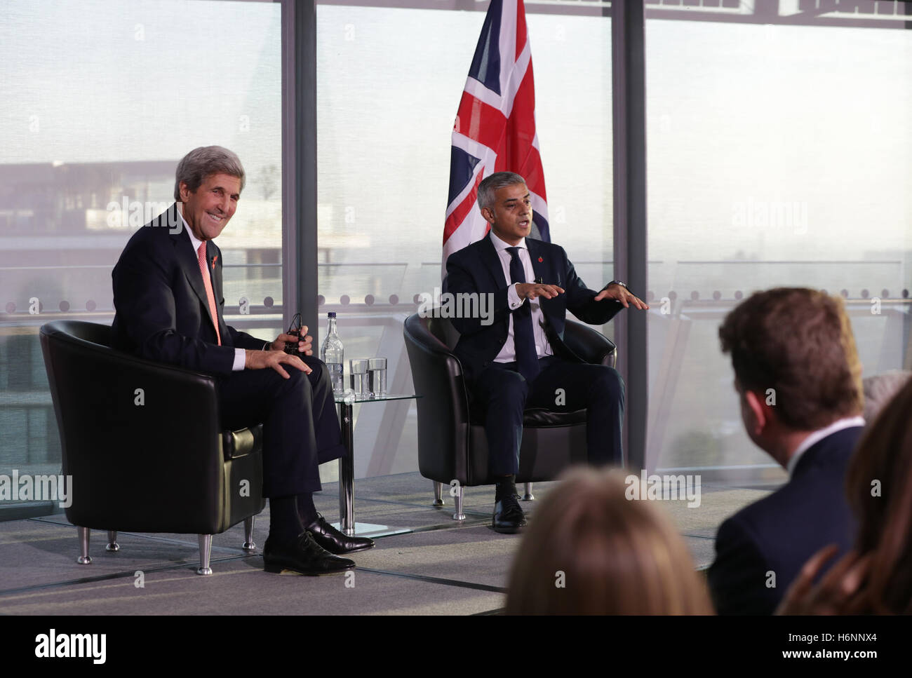 Sindaco di Londra Sadiq Khan con il Segretario di Stato americano John Kerry a City Hall di Londra, durante una discussione con i giovani sulle questioni attuali, ivi compresi i cambiamenti climatici e la lotta contro l'estremismo violento. Foto Stock