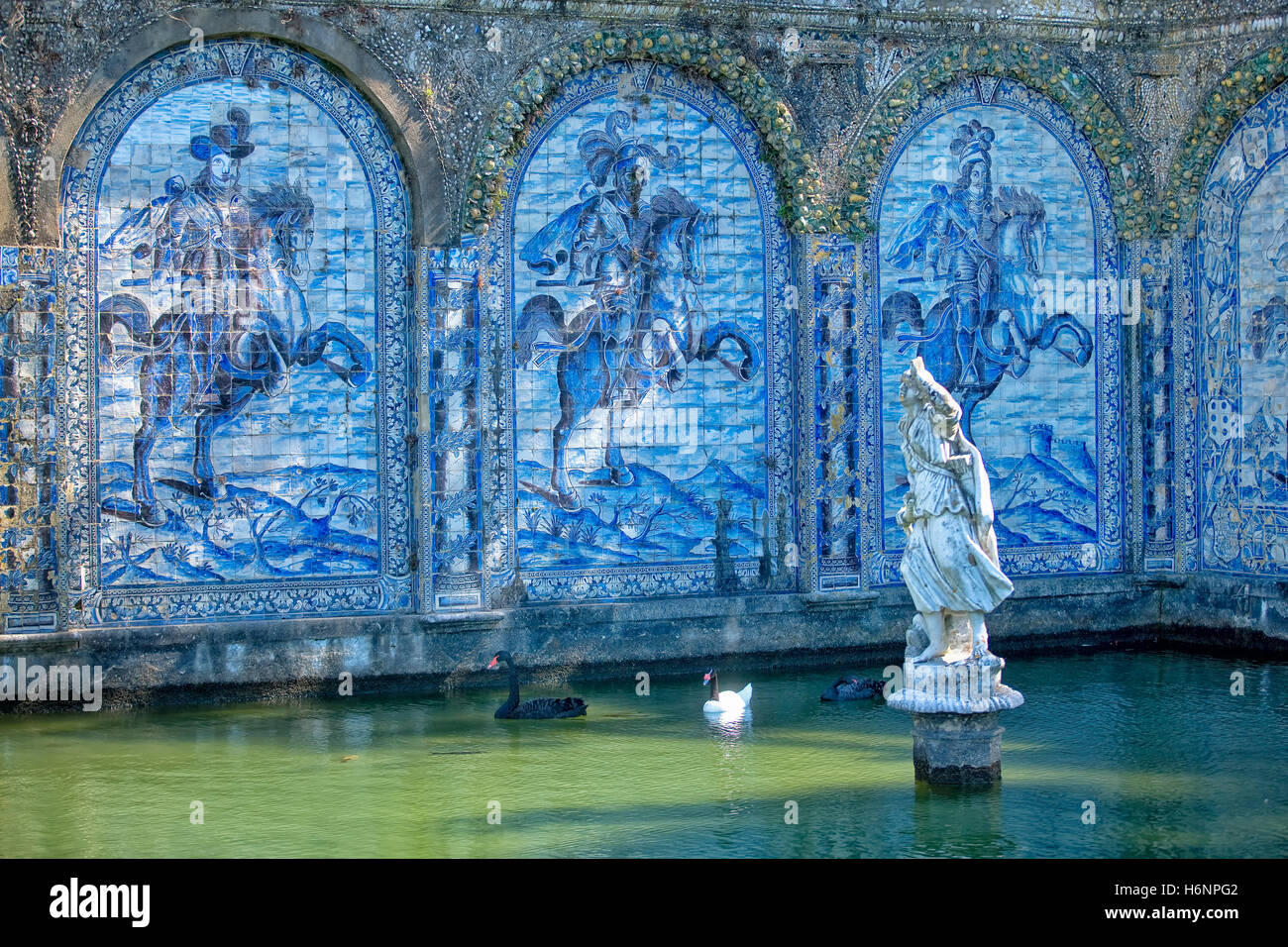 Azulejos nel giardino del Palacio dos Marchesi da Fronteira, Lisbona Foto Stock