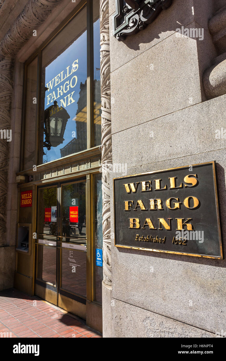 San Francisco, CALIFORNIA, Stati Uniti, Wells Fargo Bank, ingresso anteriore, cartello, edificio, centro, banca immobiliare, banca americana, servizi bancari privati Foto Stock