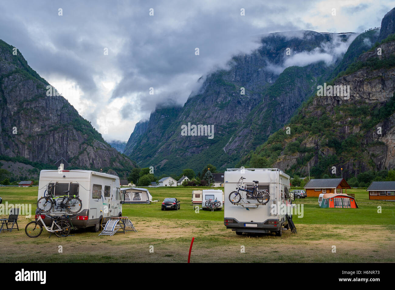 Camper vetture al bellissimo paesaggio montano di Eidfjord, Norvegia Foto Stock