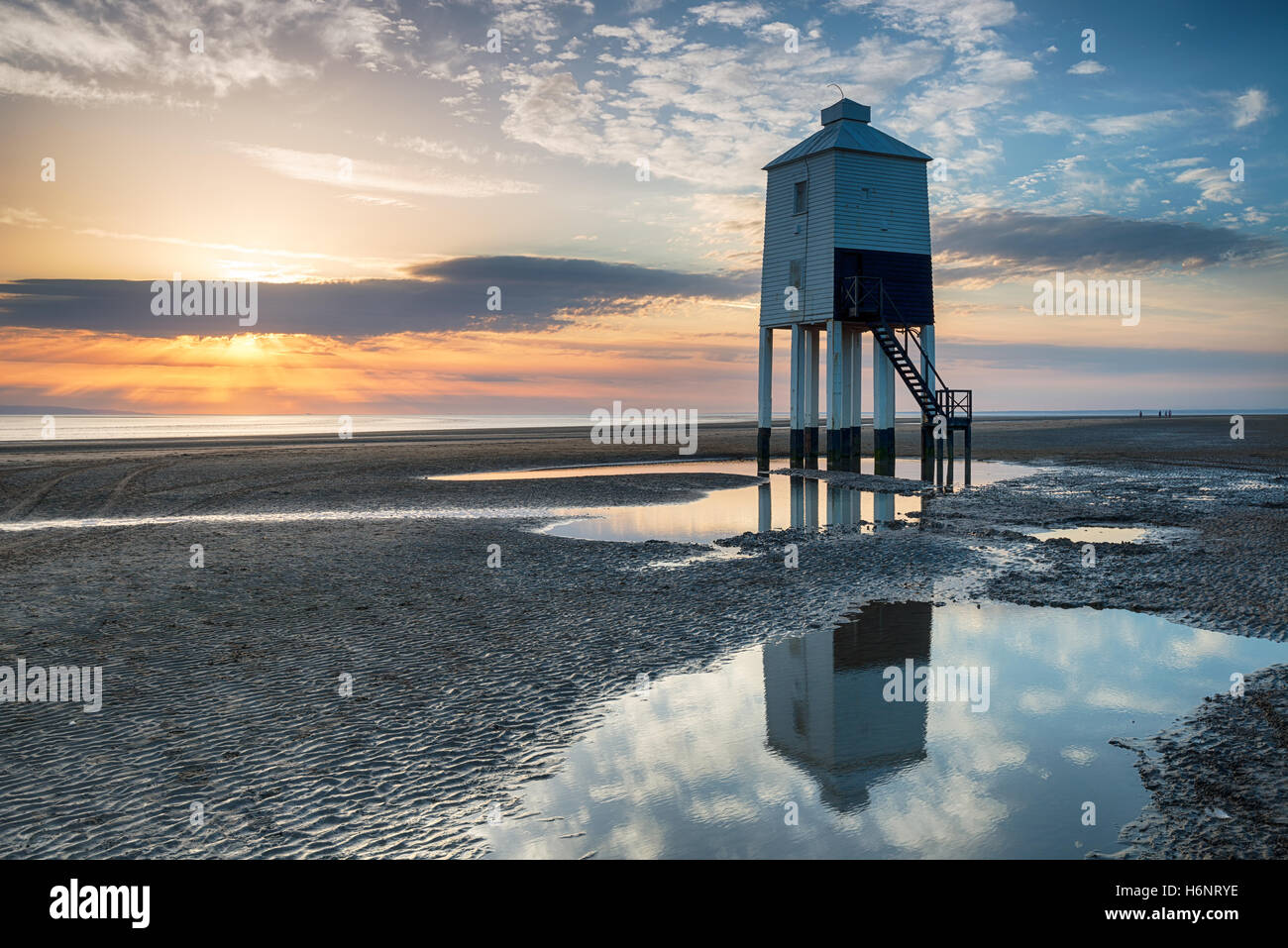 Splendida tramonto sulla spiaggia e sul faro a Burnham on sea in Somerset Foto Stock