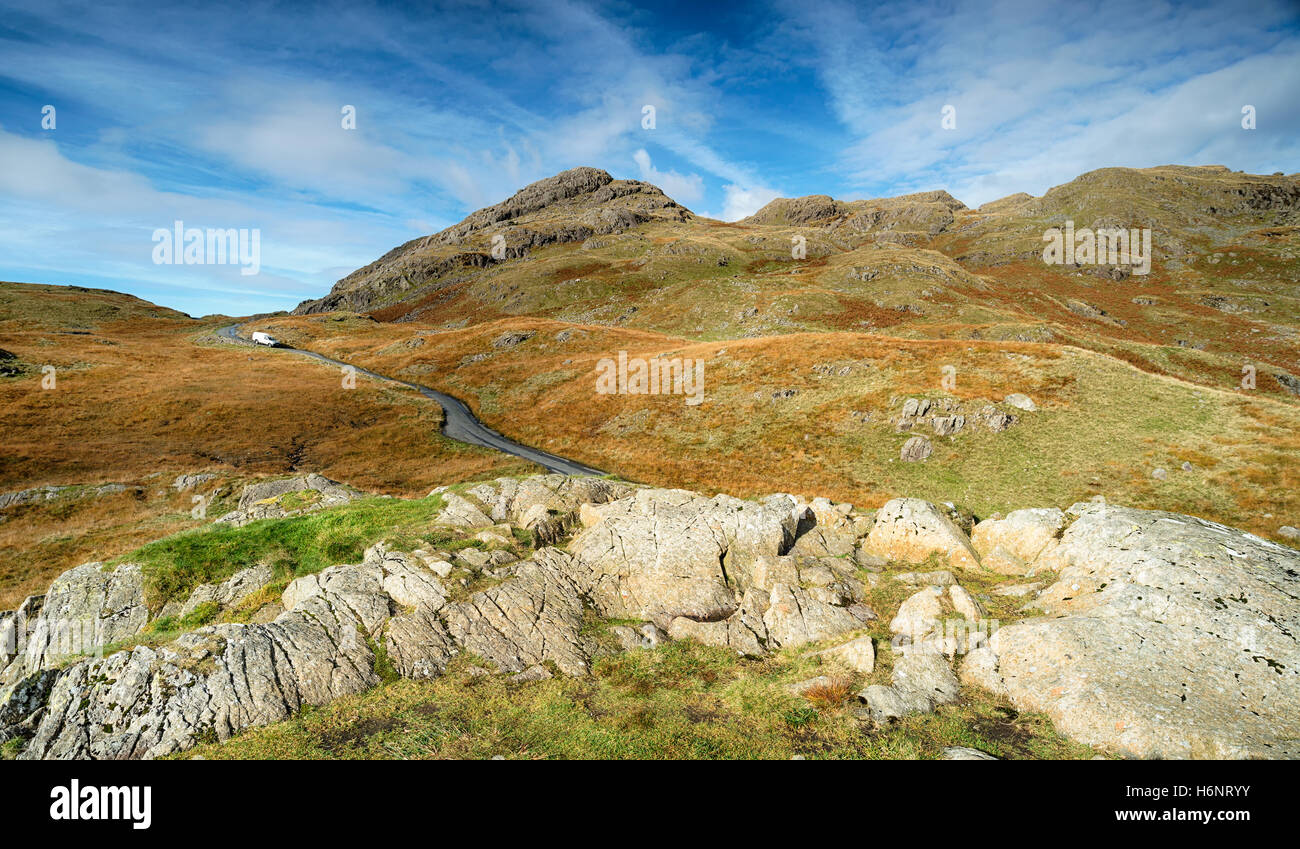 Un veicolo di discesa delle Hardknott passano in prossimità Eskdale nel Parco nazionale del Lake District in Cumbria Foto Stock
