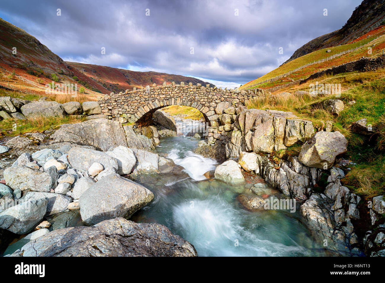 Stocley ponte che attraversa il fiume Derwent vicino a Seathwaite nel Parco nazionale del Lake District in Cumbria. Foto Stock