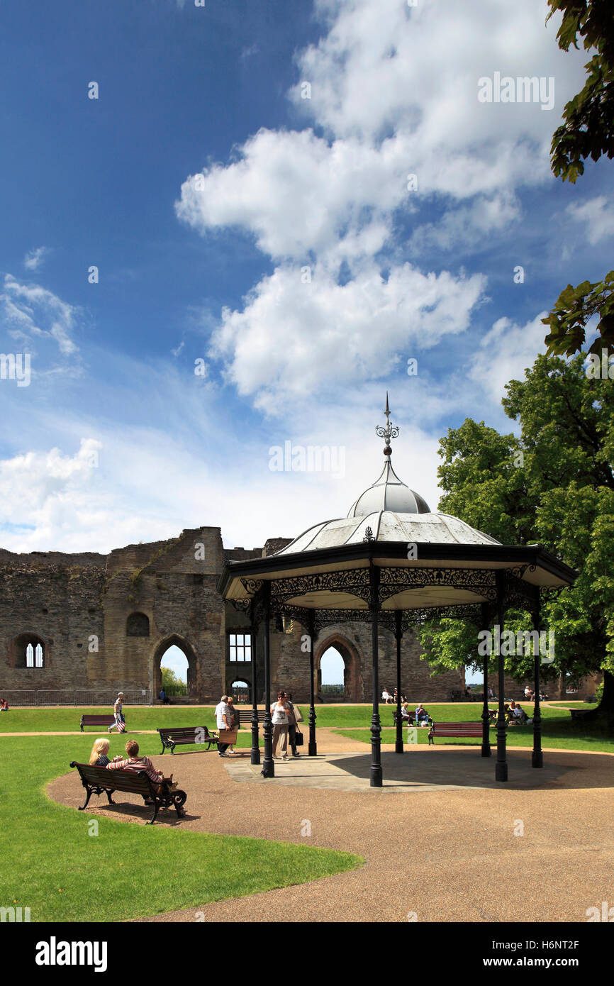 Le persone al palco per spettacoli in Newark Castle, Newark on Trent, Nottinghamshire, Gran Bretagna, Regno Unito Foto Stock